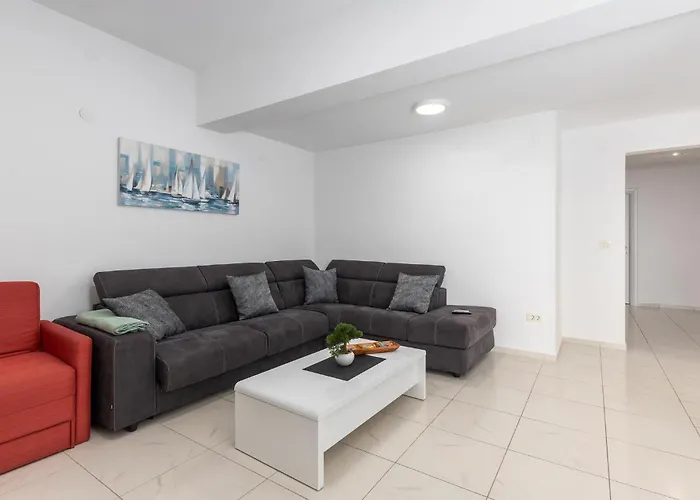 3 Bedroom Stunning In ロヴラン
