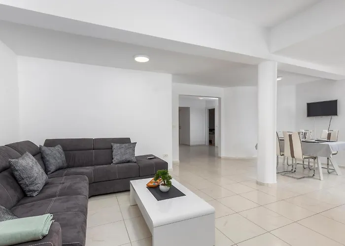 アパート 3 Bedroom Stunning In ロヴラン