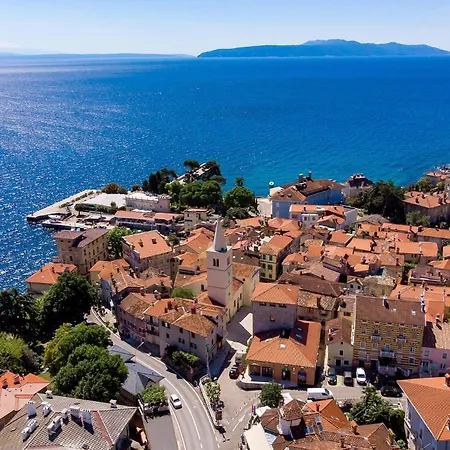 3 Bedroom Stunning In Appartement Lovran
