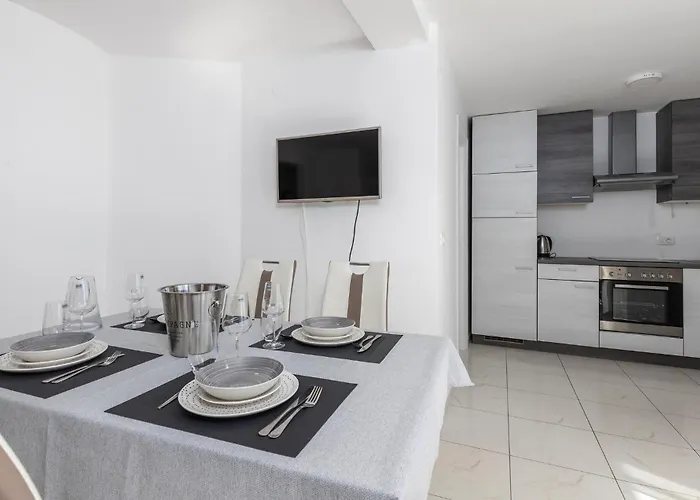 3 Bedroom Stunning In Lejlighed *